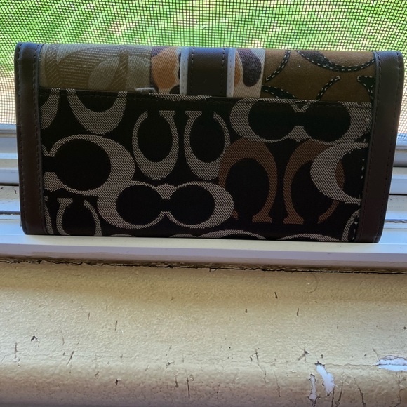 Faux COACH Women’s Wallet in Elegant Shades of Brown - Picture 2 of 7